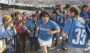 Archivo:Maradona napoli fotografos