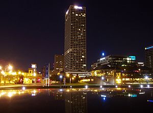 Archivo:Milwaukee at night