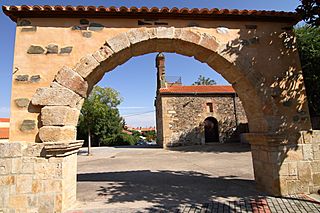 Miranda de Azán, Arco e Iglesia.jpg