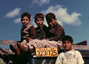Archivo:No Known Restrictions- Boys sitting on truck parked at the FSA ... labor camp, Robston, Texas by Arthur Rothstein, 1942 (LOC)