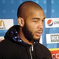 Archivo:Oguchi Onyewu at media roundtable during World Cup 2010-06-17