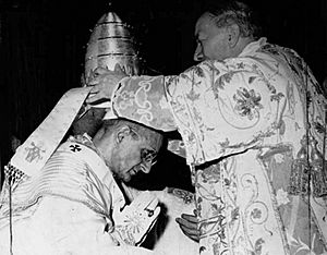Archivo:Paulus VI crowned by cardinal Ottaviani