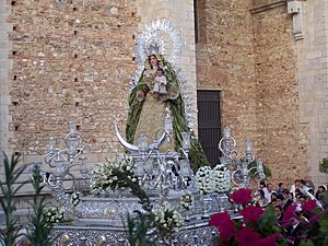 Archivo:Procesionde la Virgen del Rosario en Aracena 2009