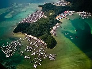 Archivo:Pulau Gaya immigrant dwellings
