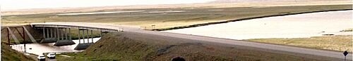 Archivo:Río Grande en 1989 con la ruta 3 con terraplén atravesándolo