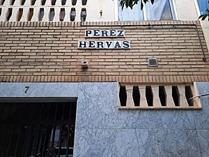 Archivo:Rótulo de la calle Pérez Hervás en Sevilla, España