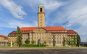 Archivo:Rathaus B-Spandau 07-2017