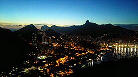 Archivo:Rio cuando anochece