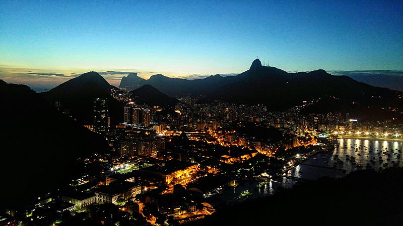 Rio cuando anochece
