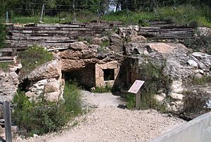 Archivo:Road-443-burial-cave-34