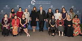 Archivo:Secretary Pompeo and First Lady Melania Trump Pose for a Photo with International Women of Courage Awardees (49618948487)