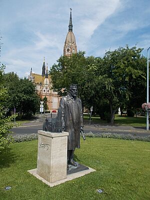 Archivo:Statue of Ödön Lechner (Ildikó Zsemlye), 2016 Budapest