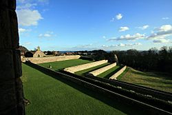 Archivo:Terraced garden at Aberdour Castle, St Fillans church and Doocot