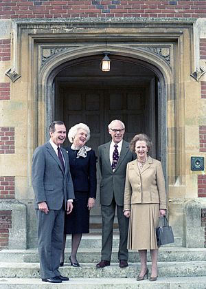 Archivo:Thatchers and Bushes at Chequers