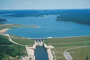 Archivo:USACE Shelbyville Dam and Lake