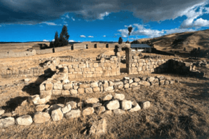 Archivo:Uchkus Inkañan archeological site Huancavelica