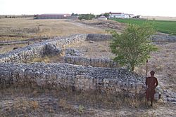 Archivo:Villalba de los Alcores poblado medieval Fuenteungrillo 1 lou