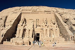 Archivo:Abu Simbel, Ramesses Temple, front, Egypt, Oct 2004
