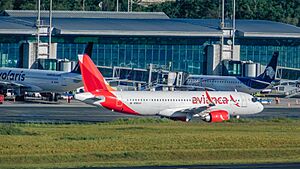 Archivo:Airbus A320-251N - N966AV - Avianca Costa Rica (Lacsa) & Airbus A320-271N - N549VL - Volaris El Salvador & Embraer 190-100IGW - XA-GAG - Aeromexico - La Aurora International Airport, Guatemala City