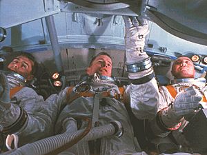 Archivo:Apollo1 Crew im Simulator