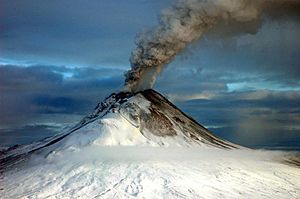 Archivo:Augustine Volcano Jan 12 2006 edited-1
