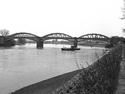 Archivo:Barnes Railway Bridge over the River Thames - geograph.org.uk - 614881