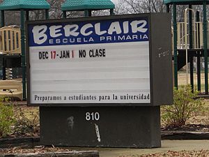 Archivo:Berclair Elementary School sign in Spanish Memphis TN 2013-01-01 015