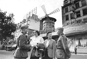 Archivo:Bundesarchiv Bild 101I-129-0480-26, Paris, deutsche Soldaten vor dem Moulin Rouge