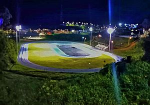 Archivo:Cancha de atletismo y pista de patinaje Santa Rosa de Osos