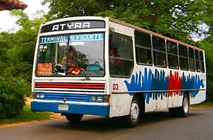 Archivo:Colectivo de la empresa Transportes Atyrá SRL saliendo de Atyrá