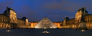Archivo:Cour Napoléon at night - Louvre
