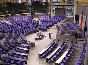 Deutscher Bundestag Plenarsaal Seitenansicht.jpg