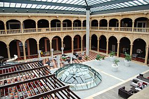 Archivo:El Burgo de Osma (RPS 18-09-2010) Universidad de Santa Catalina, patio
