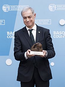 Entrega del Premio Euskadi de Investigación 2016 al astrofísico Agustín Sánchez Lavega 05 (cropped).jpg