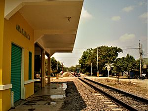 Archivo:Estación ferroviaria de Aracataca, hoy destinada a tráfico de cargas.