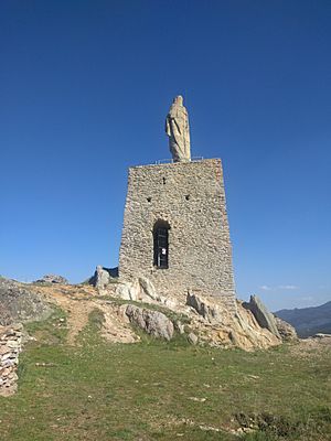 Archivo:Estatua del Sagrado Corazón en el castillo de Peñarramiro en Valdavido