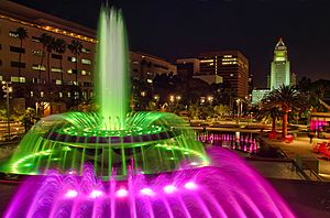 Archivo:Grand Park and Los Angeles City Hall
