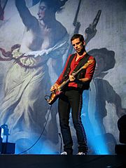 Archivo:Guy Berryman Madrid (cropped)