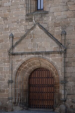 Archivo:Hastial de la Iglesia de Nuestra Señora del Olmo