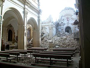 Archivo:Hundimiento de la iglesia de Santiago tras el terremoto de Lorca