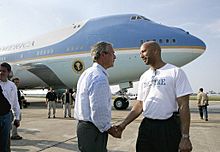 Archivo:Hurricane Katrina President Bush with New Orleans Mayor