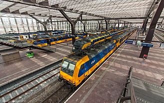 Archivo:Intercity Direct resting at Rotterdam Central station (32680563743)