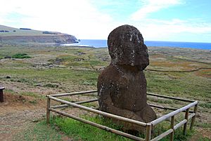 Archivo:Klečící Moai Tukuturi - zřejmě první vytesaná socha na ostrově - panoramio