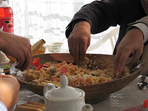 Archivo:Kurutob eating with hands