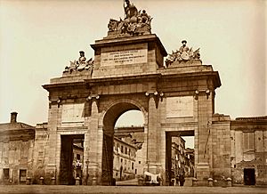 Archivo:La Puerta de Toledo unida a la cerca que rodeaba Madrid. Fotografía de J. Laurent (1865)