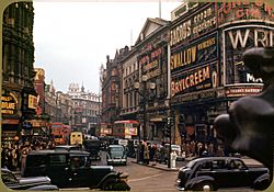 Archivo:London , Piccadilly Circus looking up Shaftsbury Ave , circa 1949 ,Kodachrome by Chalmers Butterfield