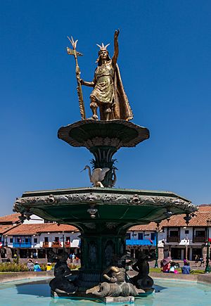 Archivo:Monumento al Inca, Plaza de Armas, Cusco, Perú, 2015-07-31, DD 50