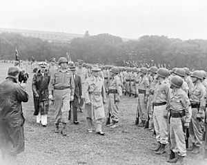 Archivo:Photograph of President Truman walking past members of the Nisei 442nd Regimental Combat Team as they stand at... - NARA - 199390