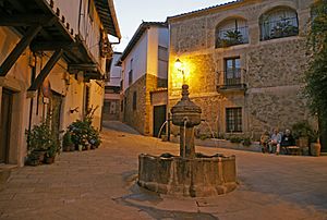 Archivo:Plaza Fuente de los chorros en Cuacos de Yuste (Cáceres)