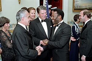 Archivo:President Ronald Reagan with soccer player Pele and President José Sarney of Brazil